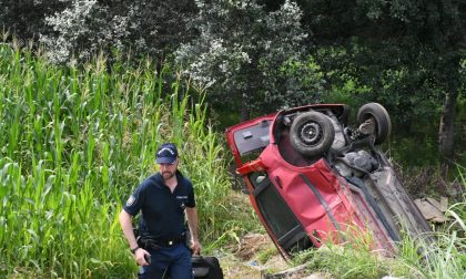 Si scontra contro un camion ed esce di strada LE FOTO