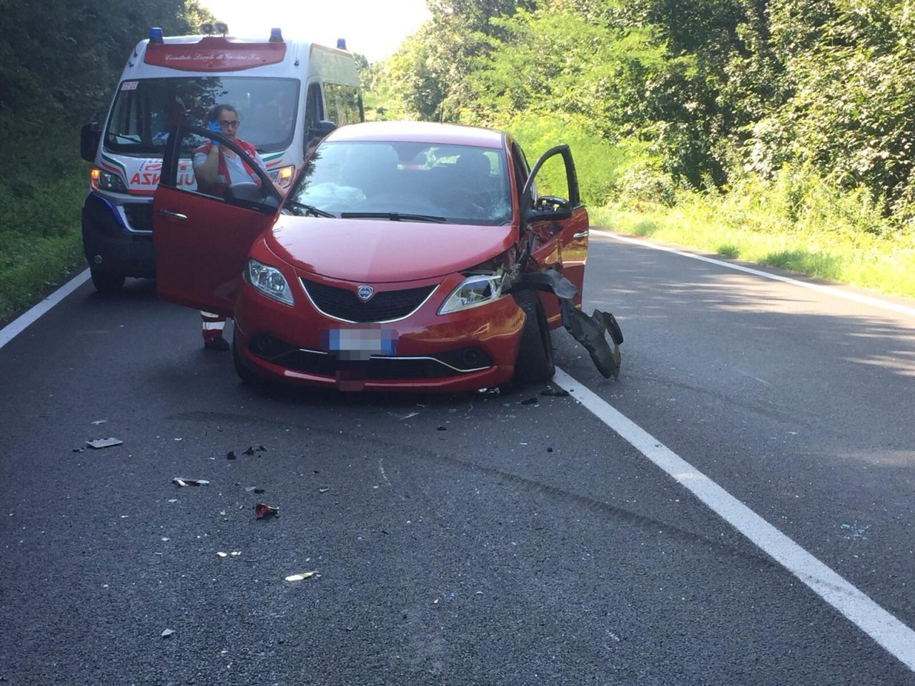 Scontro tra due auto sulla 590 a Castagneto
