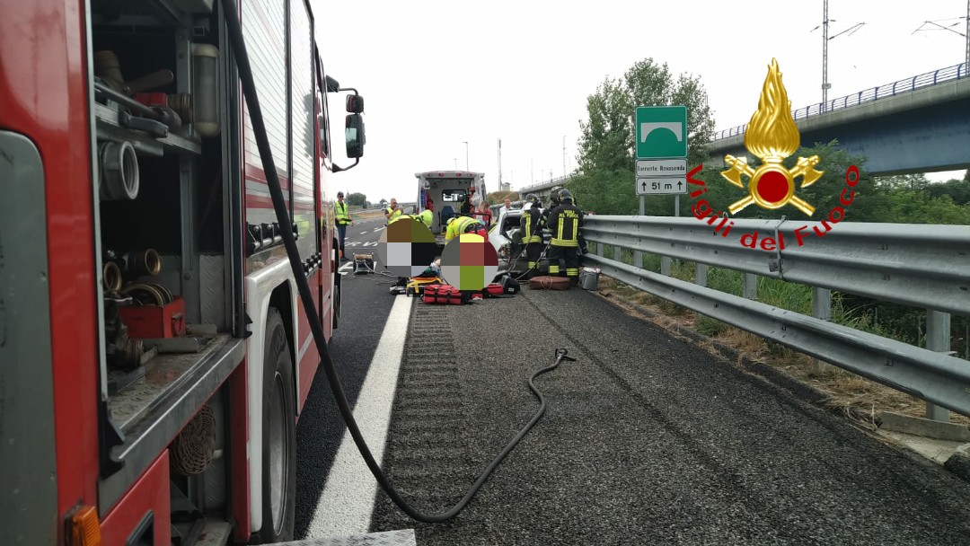 Scontro camion contro auto sulla A4: due persone incastrate LE FOTO