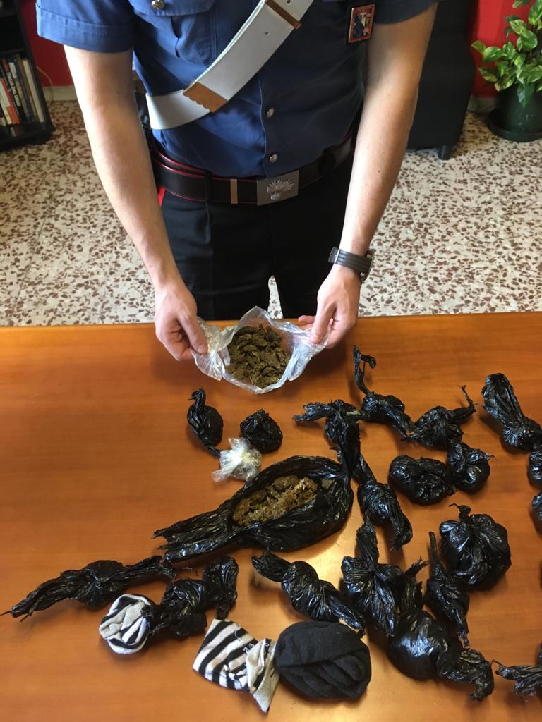 Droga, scoperti punti di spaccio vicino ai bidoni dell’immondizia lungo l’argine della Dora