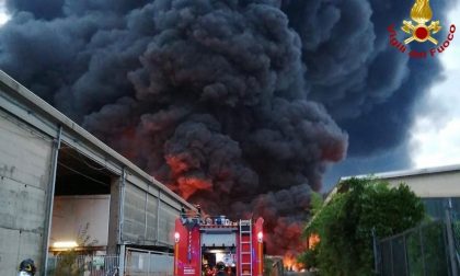 Devastante incendio in un'azienda di smaltimento rifiuti del Biellese | VIDEO