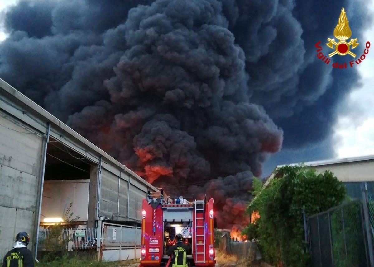 Devastante incendio in un’azienda di smaltimento rifiuti del Biellese | VIDEO