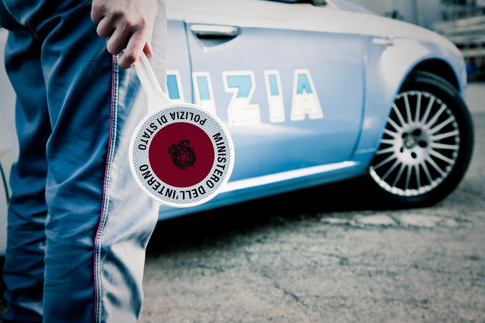 Si lancia dal settimo piano, morta suicida una vigilessa di Settimo