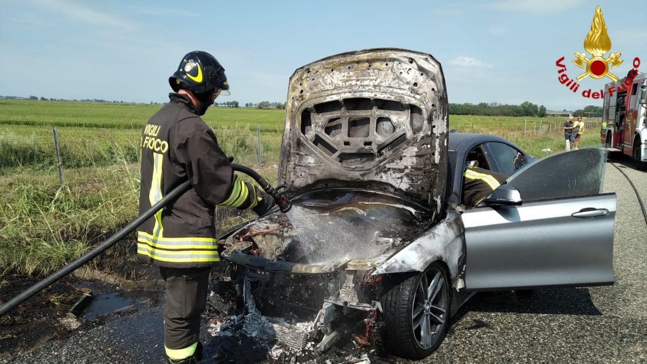 Auto brucia in autostrada, i soccorsi dei vigili del fuoco
