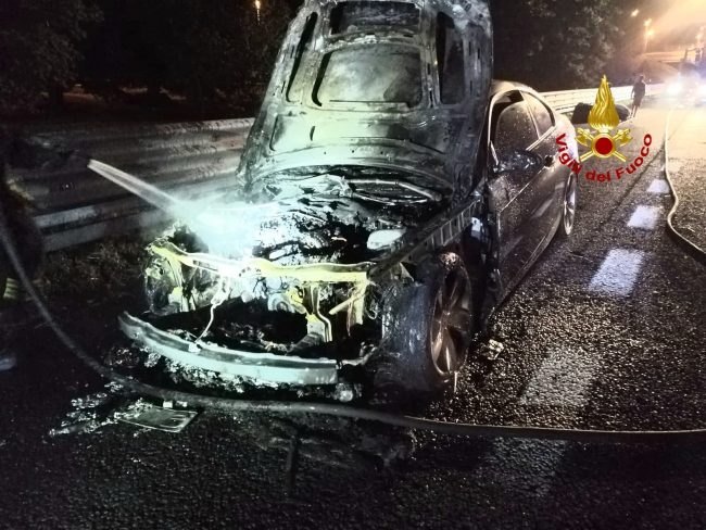 Auto in fiamme sull’A4, salva famiglia torinese