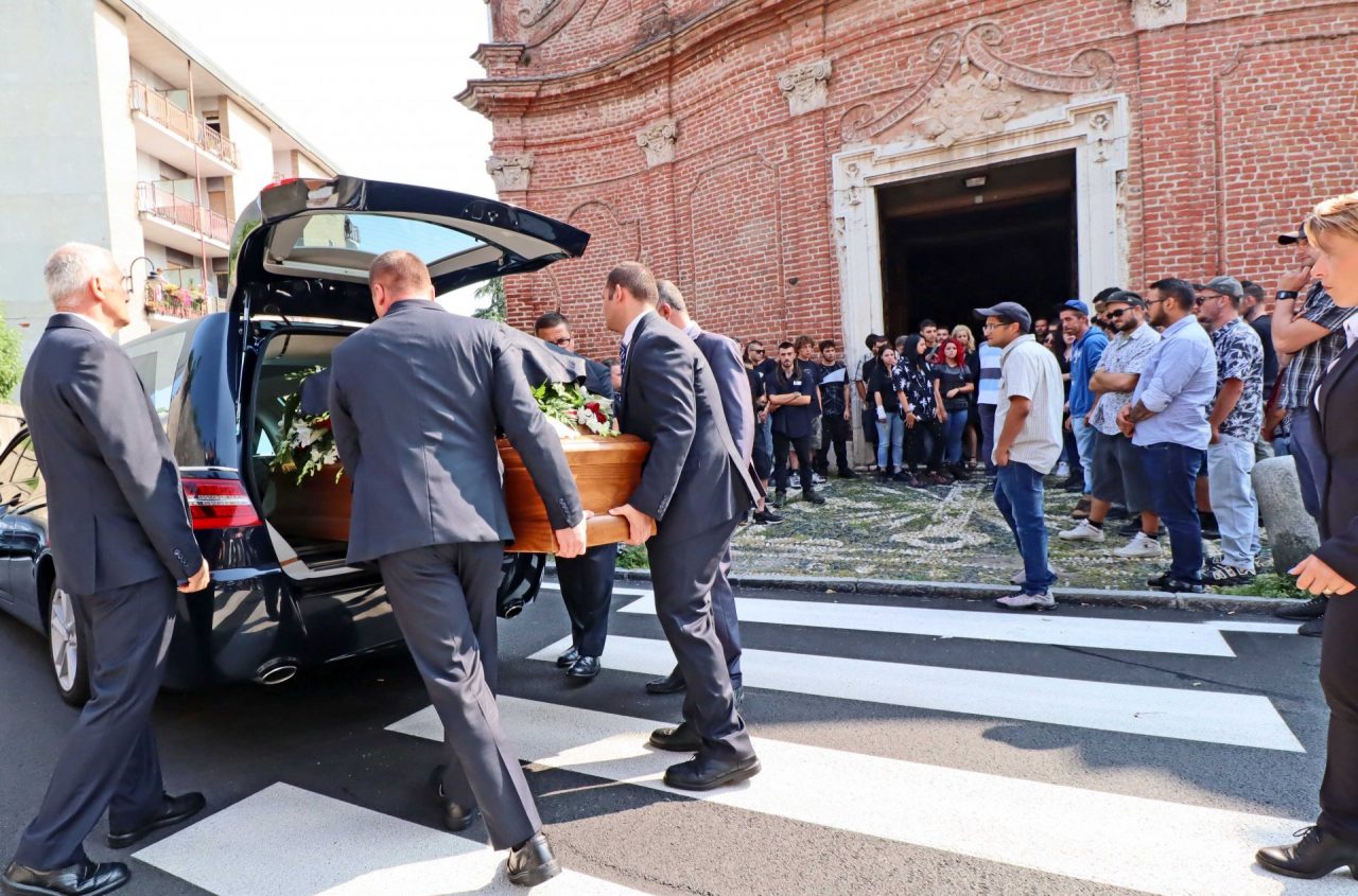 Trovato morto in cucina, l’ultimo saluto a Dory