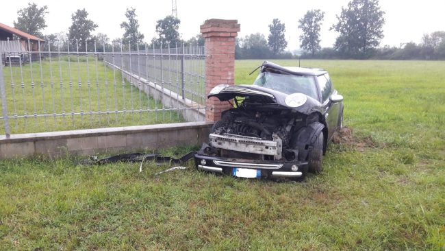 Sbanda e finisce fuori strada, automobilista al Cto