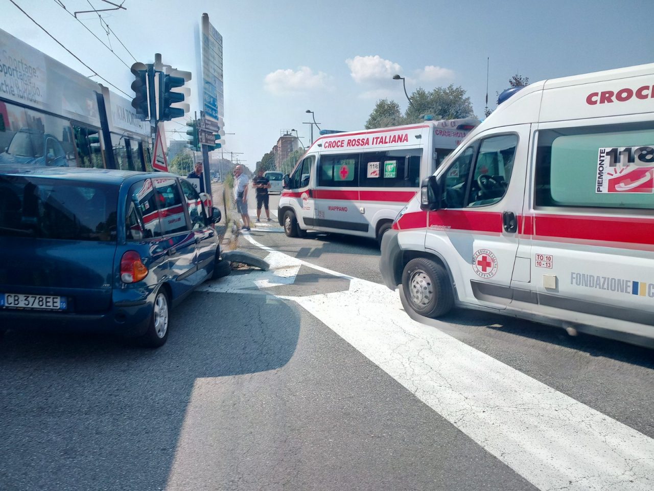 Auto non si ferma allo stop e finisce contro un tram: due ferite