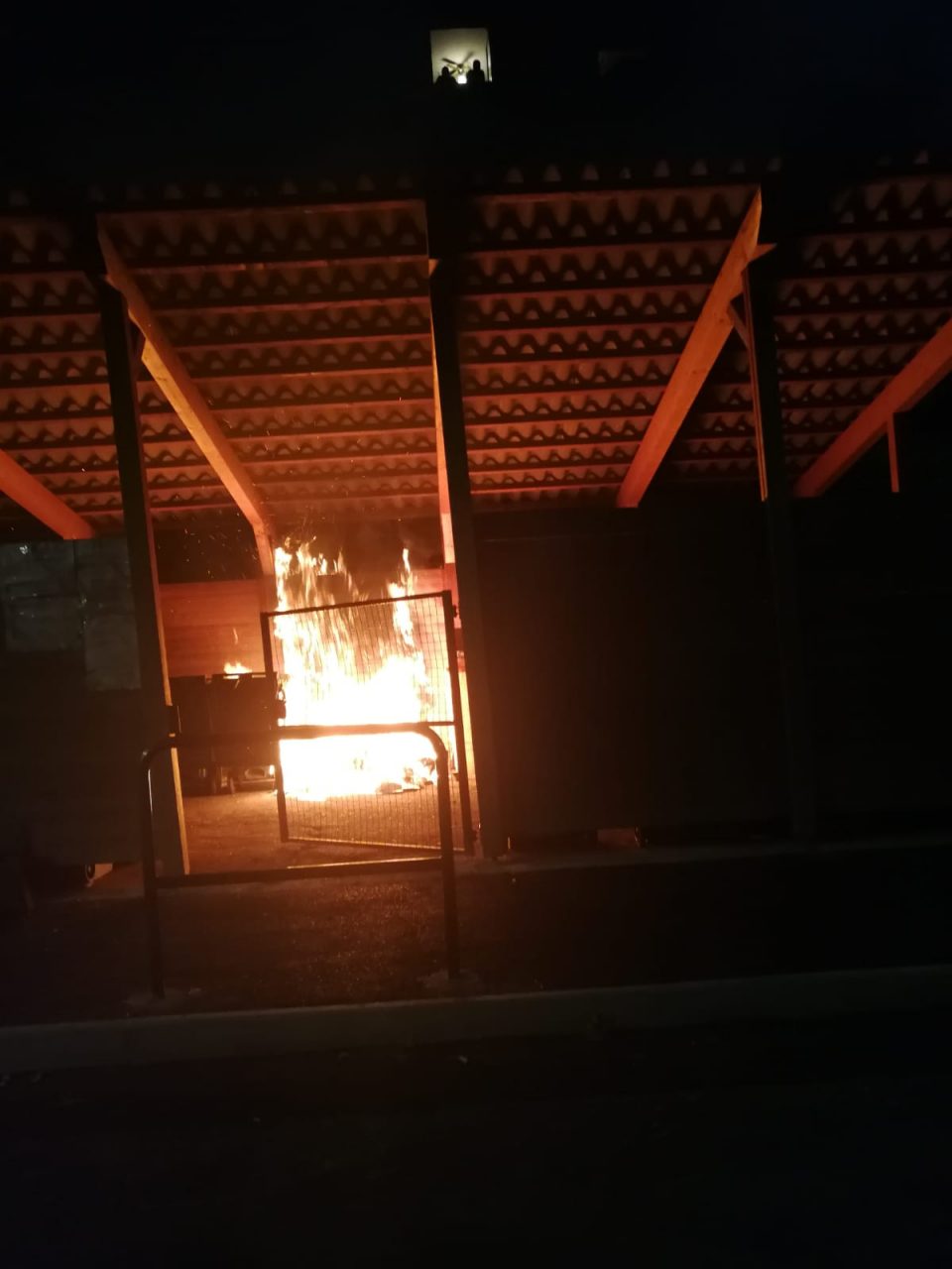 Incendio all’isola ecologica, si cerca il piromane