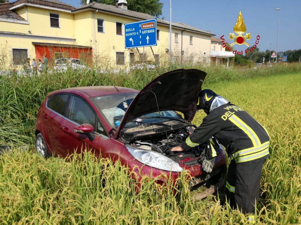 Perde il controllo dell’auto e finisce fuori strada