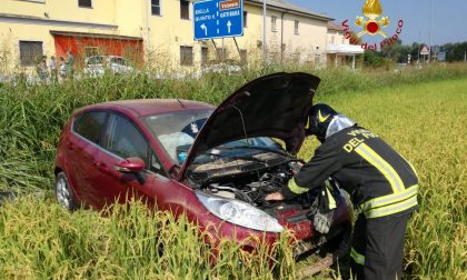 Perde il controllo dell'auto e finisce fuori strada