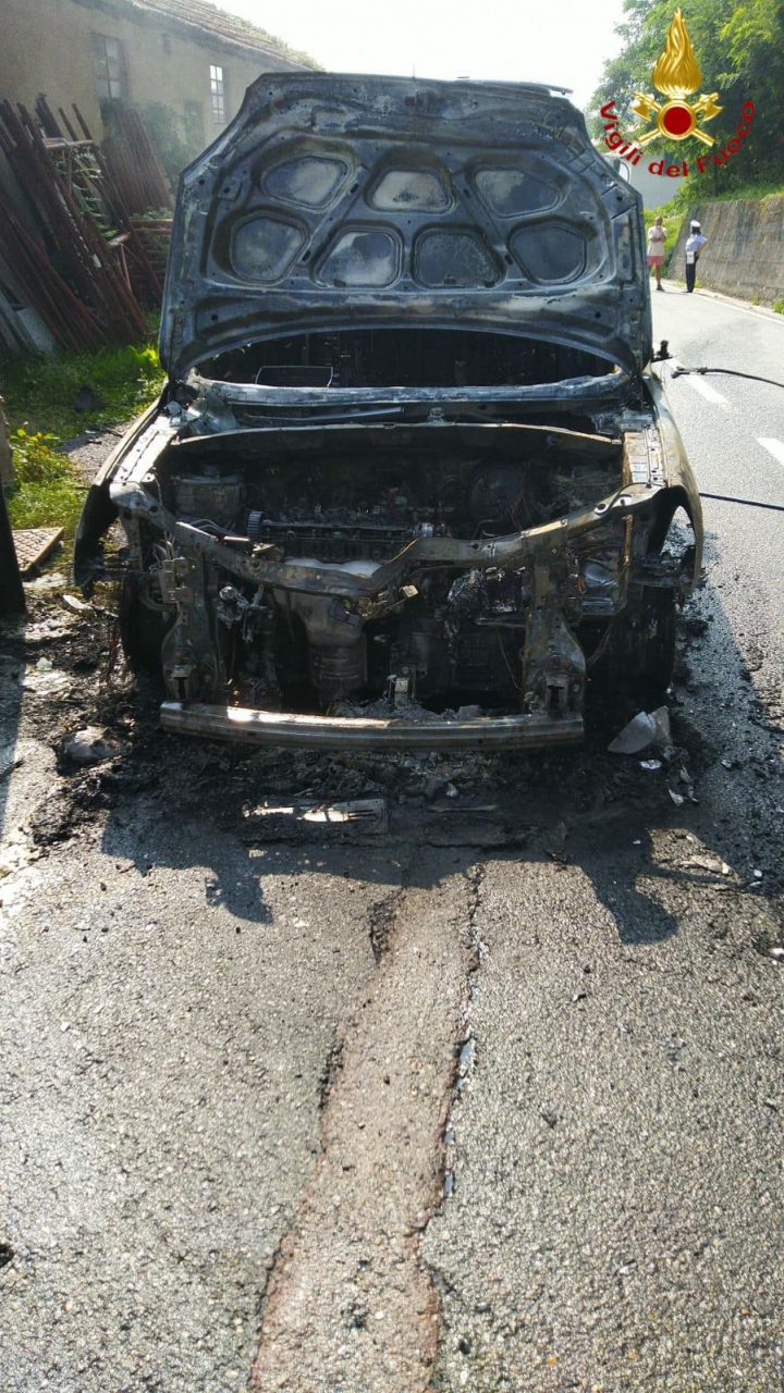 In fiamme auto Gpl, salvi i passeggeri a bordo