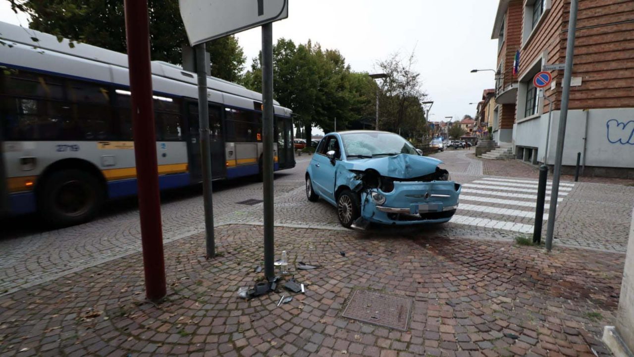 Donna travolta da un’auto in centro