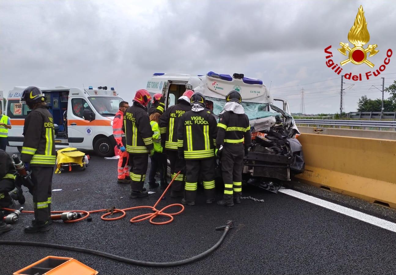 Incidente sulla A4, coinvolta un'ambulanza. E' successo oggi pomeriggio, sull'autostrada in direzione Torino. 