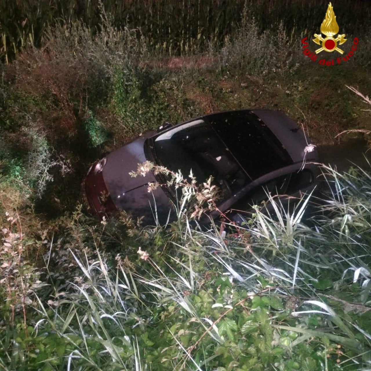 Esce fuori strada e finisce con l’auto nel canale