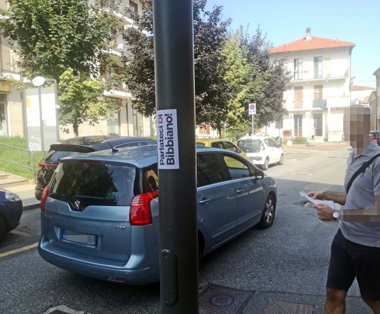 Parlateci di Bibbiano, tanti adesivi sui pali della città