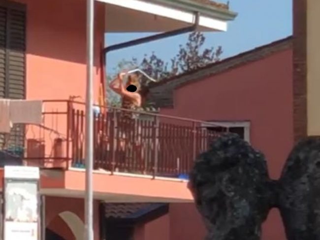 Cane preso a bastonate: un video riprende i maltrattamenti
