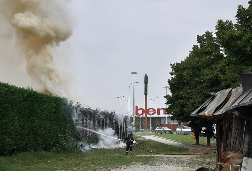 Incendio esteso in via Favorita a Chivasso: bruciano le siepi