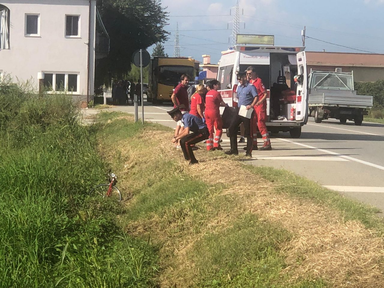 Incidente sulla Statale 26 a Caluso: ciclista tamponato da un’auto