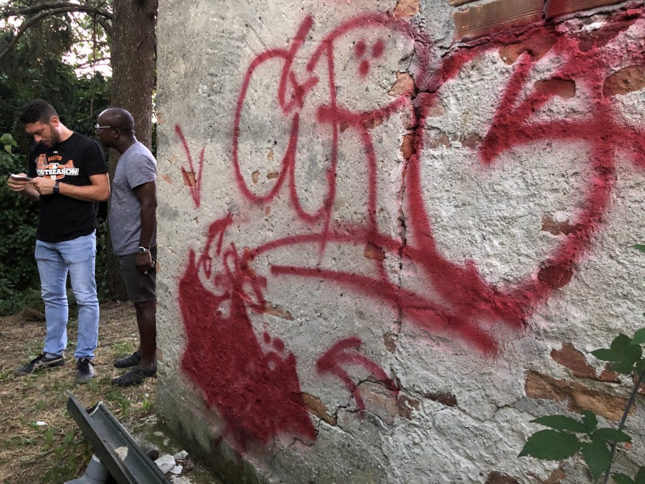 Presi i vandali che hanno scritto sui muri della chiesa e del cimitero