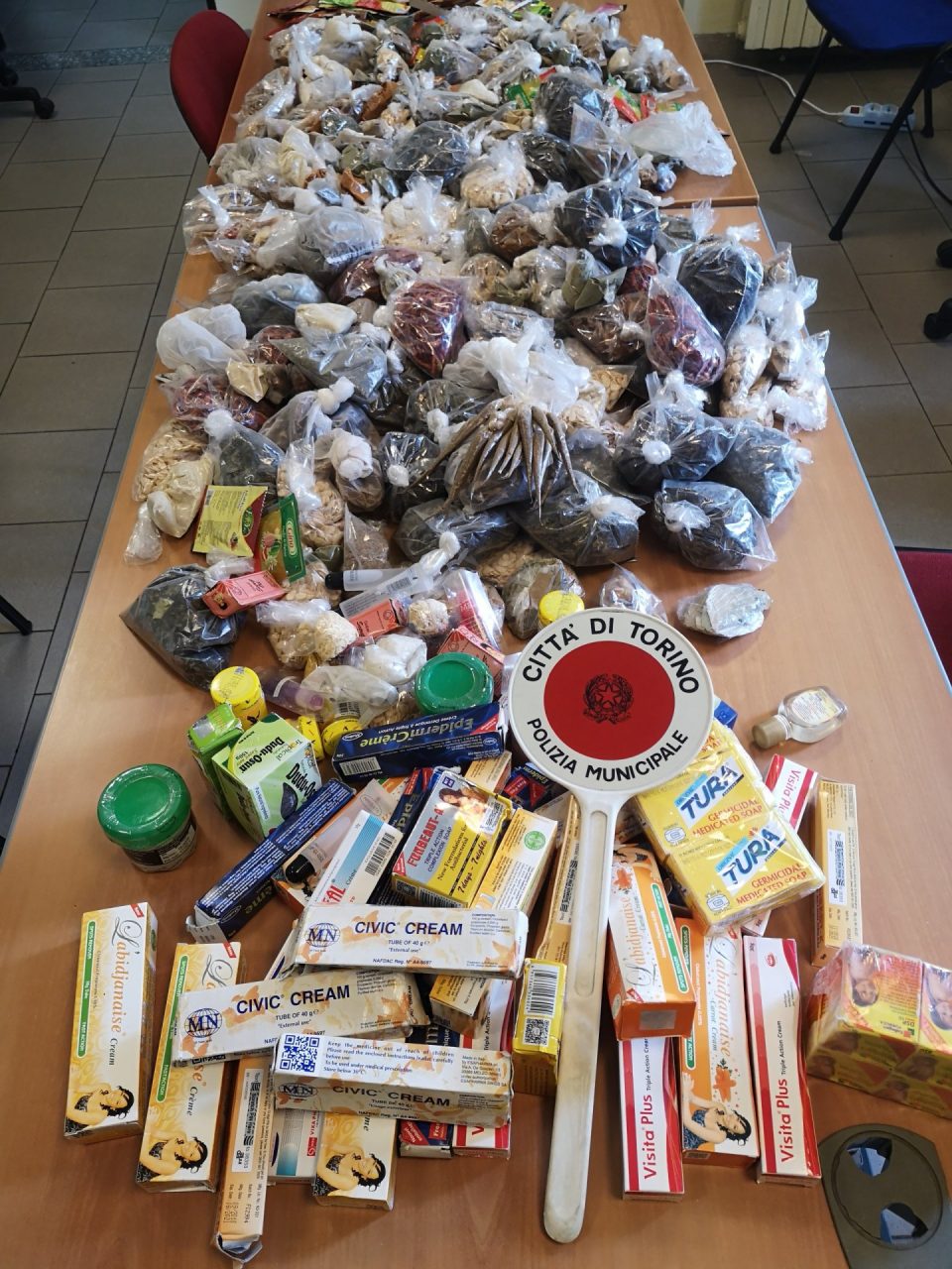 Controlli al mercato, vigili in azione