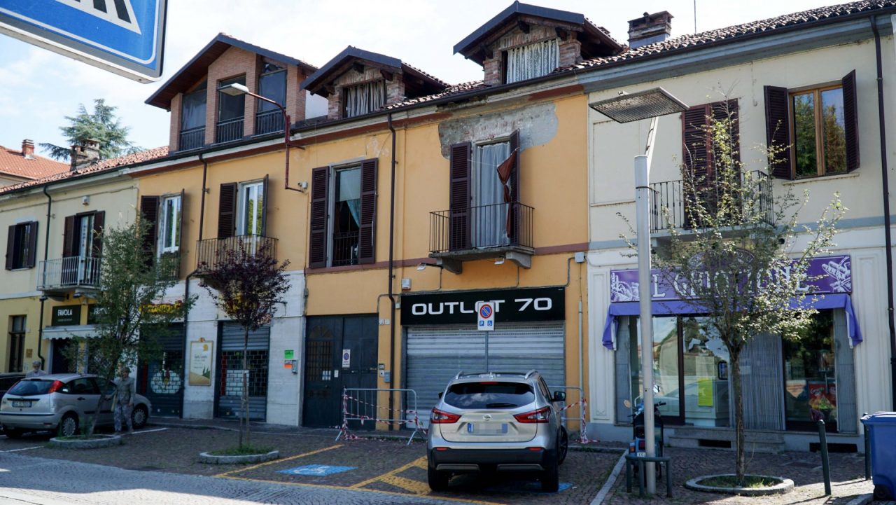 Cede il cornicione in centro, tragedia sfiorata