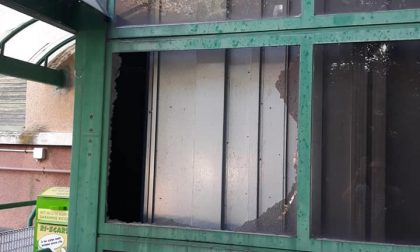 Atti vandalici a scuola, distrutti i vetri dell'ascensore