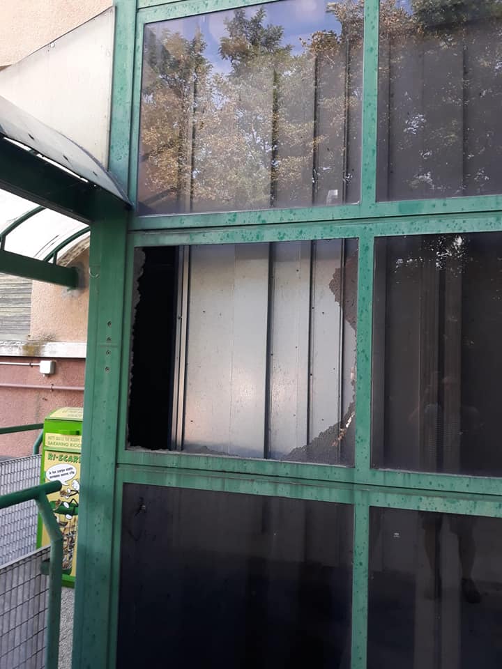 Atti vandalici a scuola, distrutti i vetri dell’ascensore