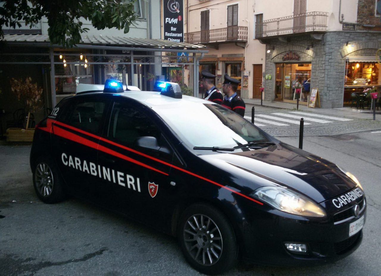 Calci e pugni contro i clienti di un locale, arrestato un ragazzo