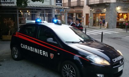 Calci e pugni contro i clienti di un locale, arrestato un ragazzo