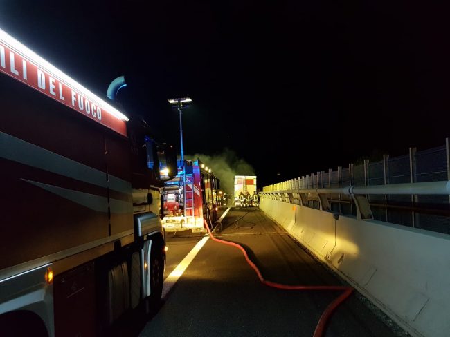 Incendio camion in autostrada: chiusa la A4