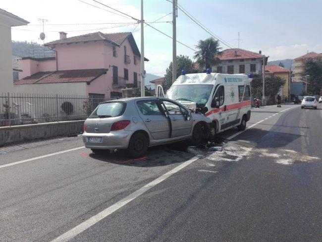 Auto contro ambulanza, un morto