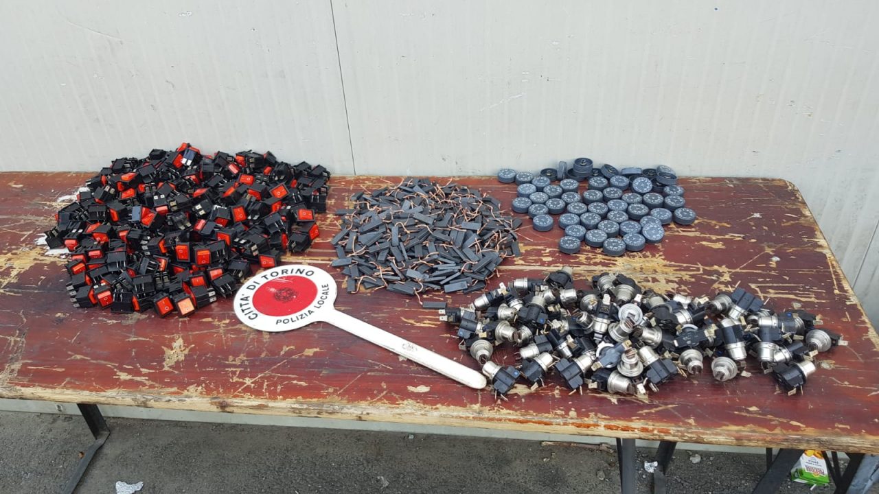 Barattolo, al mercato sequestrato materiale in vendita nuovo