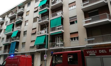 Fumo dal balcone, Vigili del fuoco al Villaggio Olimpia LE FOTO