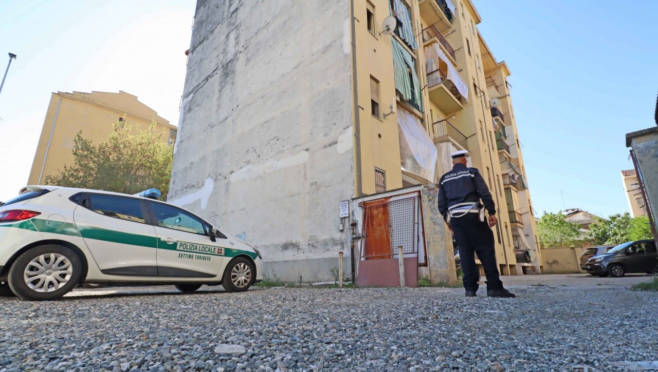 Si lancia dal secondo piano, morto un cane di tre anni