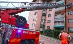 Si barrica in casa con la madre, intervengono 118, carabinieri e pompieri FOTO E VIDEO