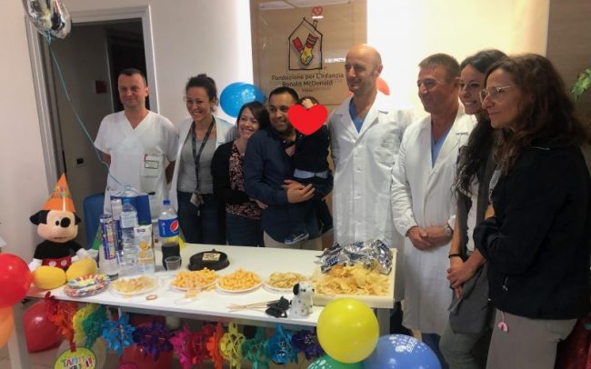 Bimbo di tre anni mangia grazie all’esofago ricostruito