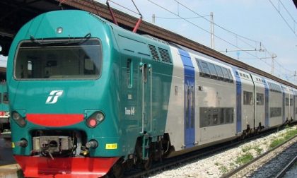 Giovane muore investito dal treno, circolazione sospesa sulla Torino-Milano