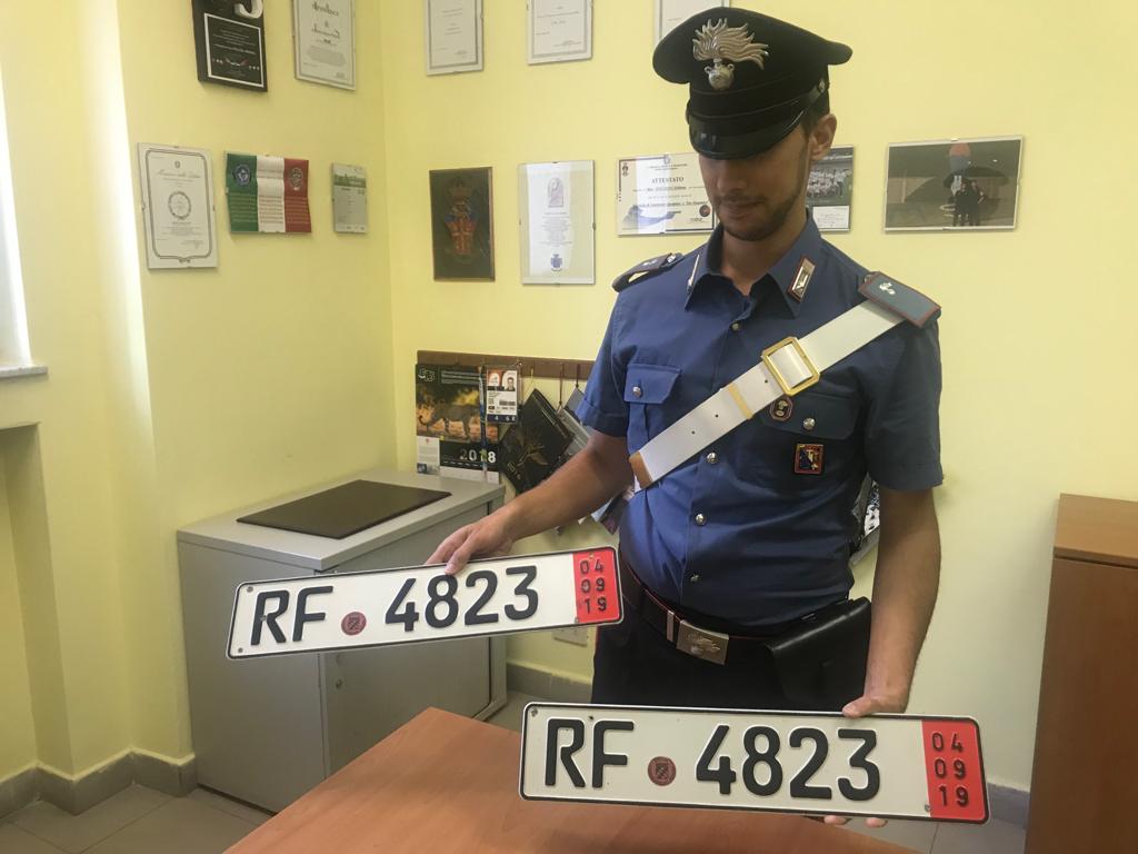 Auto americane e targhe tedesche, denunciato per truffa il rivenditore