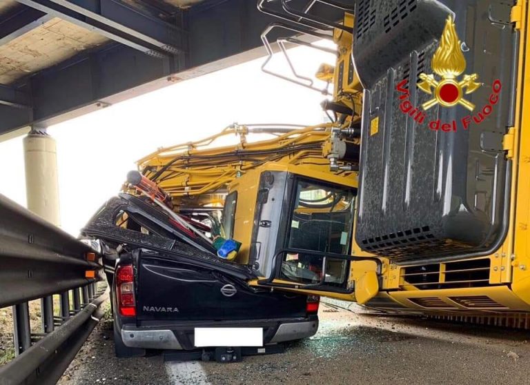 Svincolo A4-A8: ruspa cade dal Tir e schiaccia una macchina | FOTO