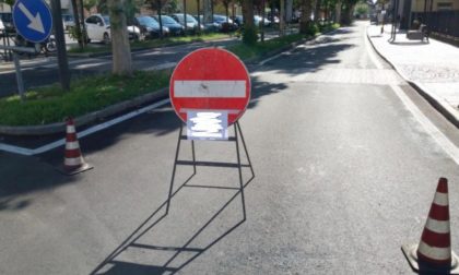 Si apre una voragine nell'asfalto, strada chiusa