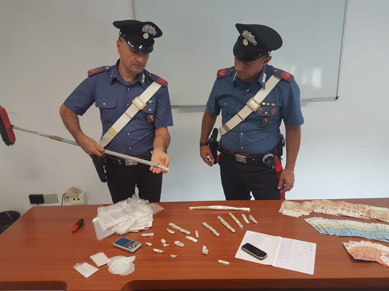 Droga nascosta nel manico della scopa, un arresto a Venaria IL VIDEO