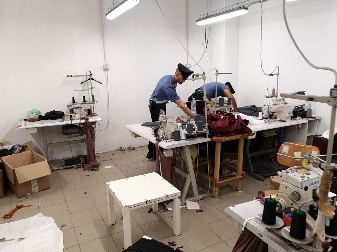 Scoperto laboratorio clandestino di cinesi, i lavoratori in nero dormivano all’interno FOTO E VIDEO