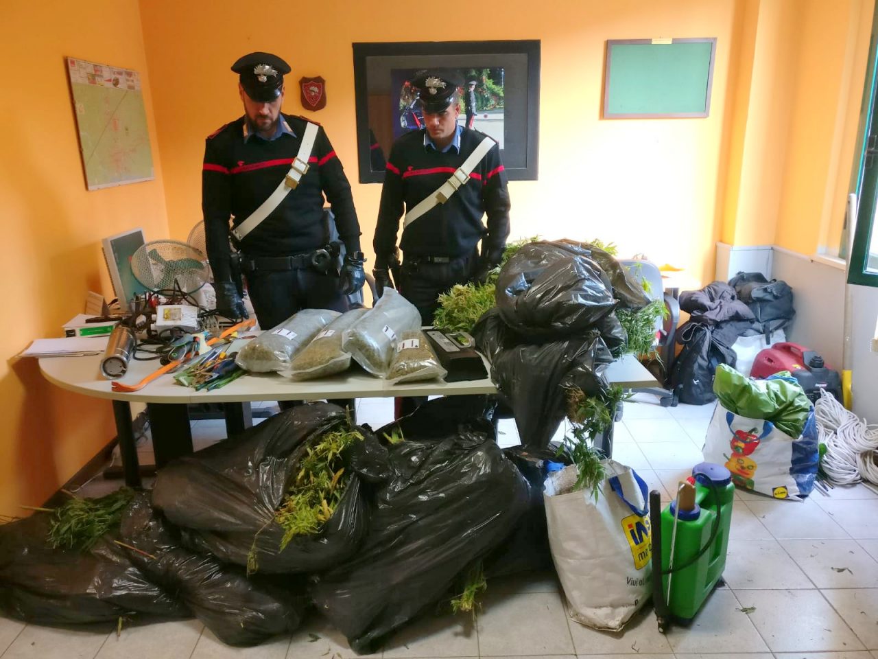 Scoperto il cascinale della droga in collina, arrestate due persone
