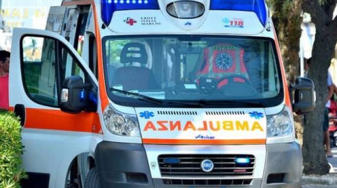 Muore travolto dal suo trattore