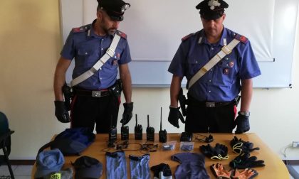 Coppia viaggia in auto con figli e arnesi da scasso