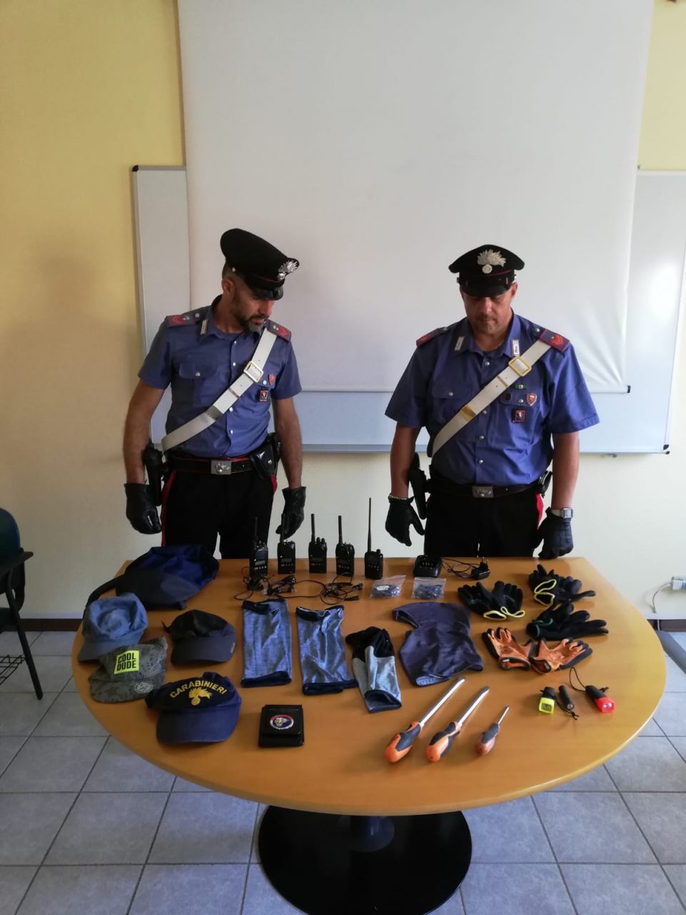 Coppia viaggia in auto con figli e arnesi da scasso