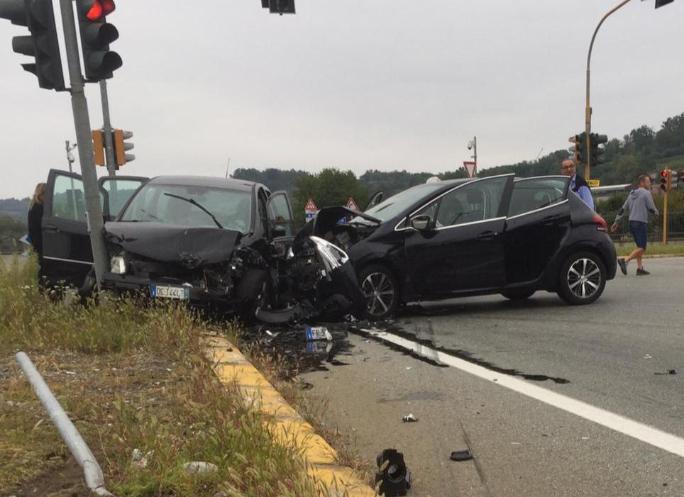 Scontro tra due auto sulla Statale 26 a Caluso