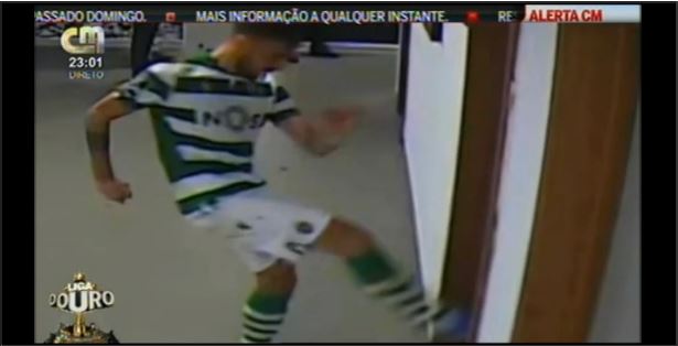 Calciatore spacca a pedate le porte dello spogliatoio VIDEO