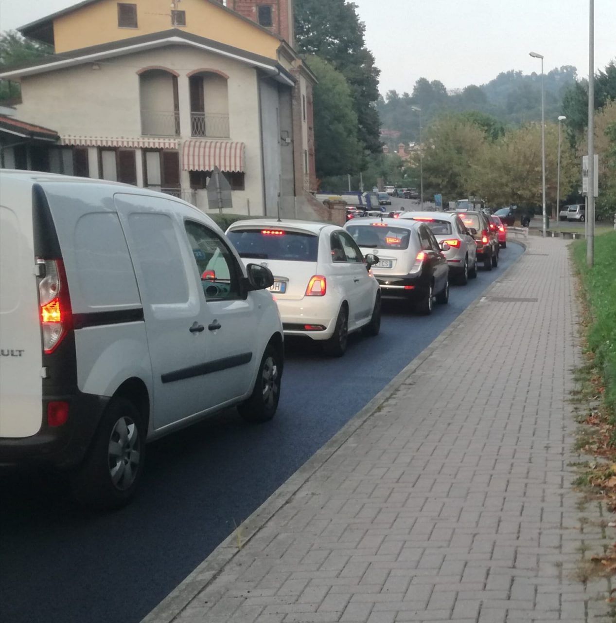 Traffico bloccato sulla 590 per lavori di asfaltatura della strada